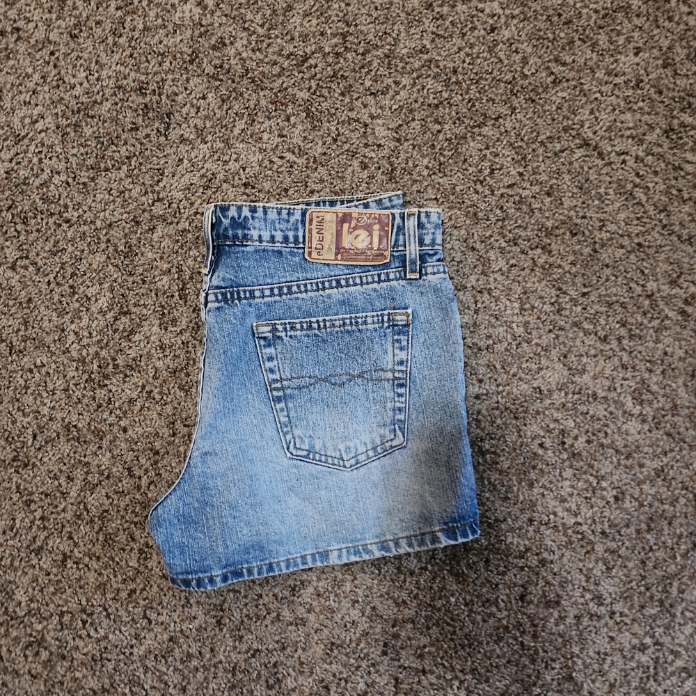 Lei Blue Jean Shorts Mid-Thigh Cut-Off Style